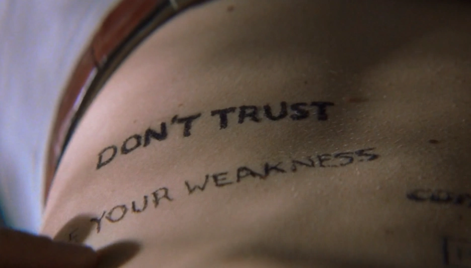 Una scena di Memento, Christopher Nolan (2000)